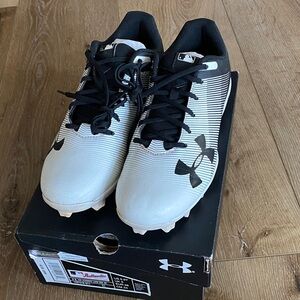 Under Armour Youth Size 5.5 Black and White Leadoff Baseball Cleats